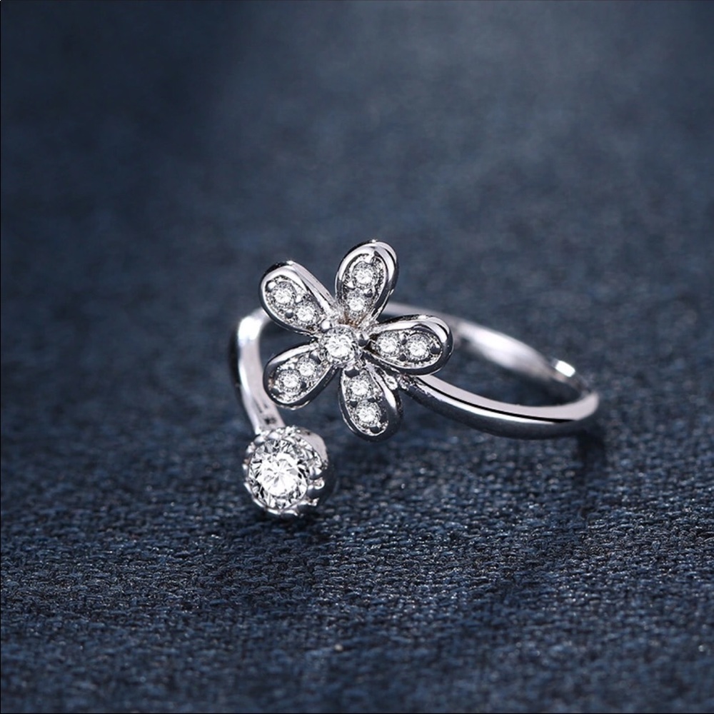 Cute Flower Ring - Picture 2 of 5